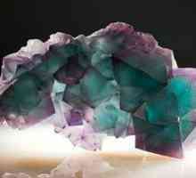 Fluorit: lastnosti kamna, njegova kemijska formula in lastnosti