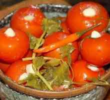 Recept za marinirane soljene paradižnike za zimo s česnom v notranjosti
