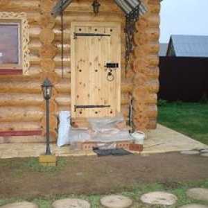 Lesena vrata za kopel z lastnimi rokami in njihova namestitev