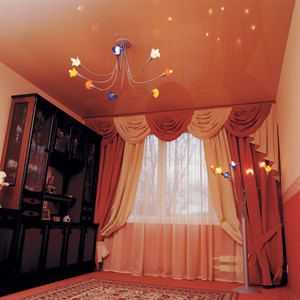 Fotografija visečih stropov v apartmajih