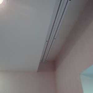 Kako pritrditi robnike za raztezne stropove