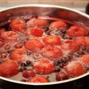Kako kuhati kompot zamrznjenih jagod ali sadja