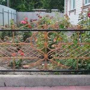 Lepa ograja za sprednji vrt z lastnimi rokami