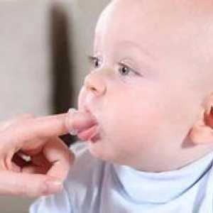 Prvi zobje pri dojenčkih: kaj naj storim?
