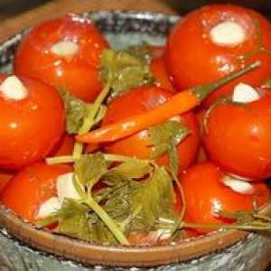Recept za marinirane soljene paradižnike za zimo s česnom v notranjosti