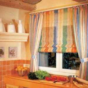 Rimske zavese v notranjosti kuhinje: fotografija