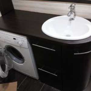 Pralni stroj s pultom pod umivalnikom