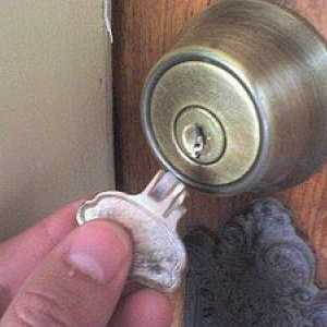 Kaj storiti, če je ključ prekinjen v ključavnici in kako ga potegniti ven