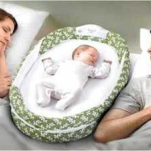 Kako naj novorojenček spi? V kakšnem položaju naj otroka spi?