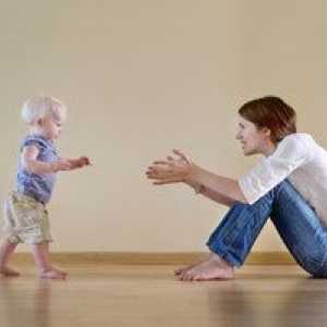 Kako naj učim otroka hoditi brez podpore