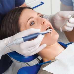 Kot pri vnetju korenin se zobje zdravijo tudi v kliniki in doma