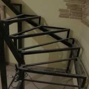 Stopnice na kovinskem okvirju v drugo nadstropje z lastnimi rokami