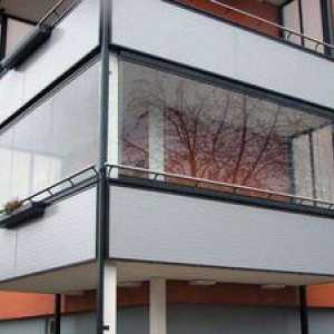 Prednosti in slabosti brez okvirja zasteklitve balkonov in lož