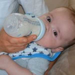 Zakaj novorojenček regurgitates, hranjenje otroka z mešanico