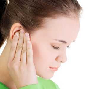 Zakaj osteohondroza cervikalne regije povzroča hrup v ušesih?