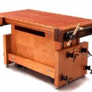 Mizarsko delovno mizo, ki ga izdelujejo lastne roke